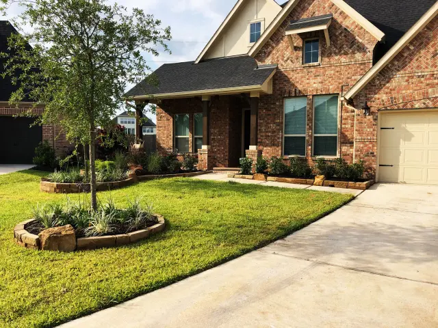Front-entry beds and a clean lawn line