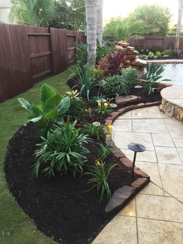 Travertine patio edged with tropicals