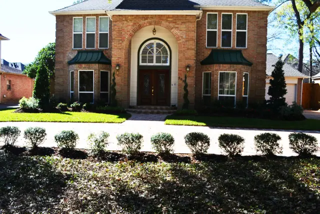 Front-entry planting — Cinco Ranch area